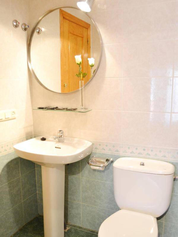 Single Room image 3