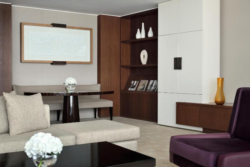 Signature Suite with Creek View - Club Access image 1
