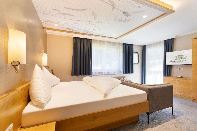 Double Room with Balcony image 3