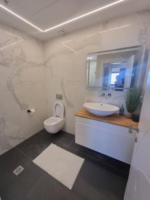 JTower Royal Suites - The Penthouse - Alefimmoed - image 3