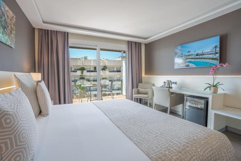 Executive Double or Twin Room with Partial Sea View image 3
