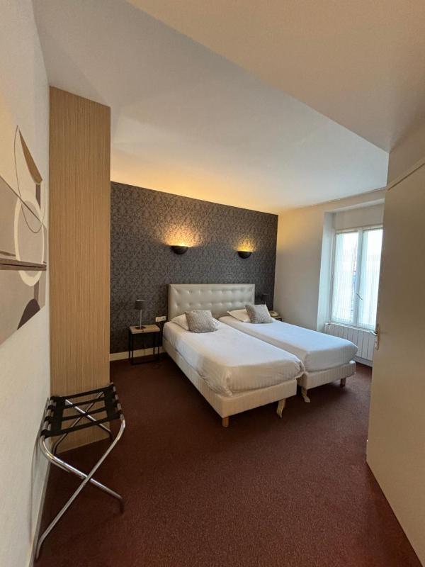 Standard Twin Room image 1