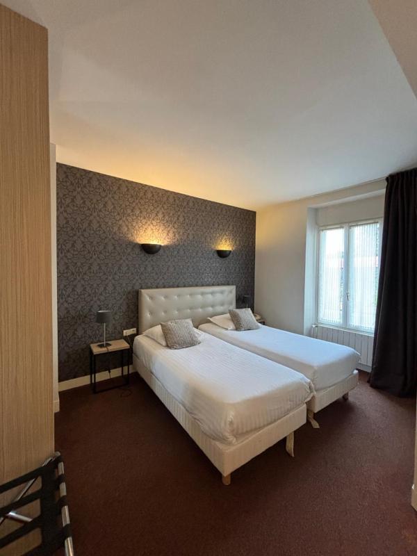 Standard Twin Room image 3