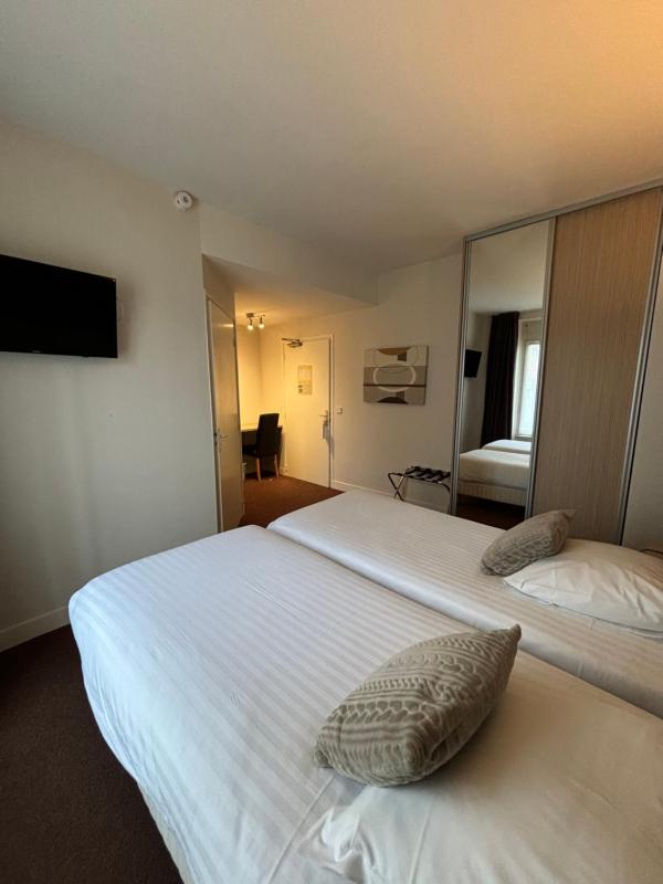 Standard Twin Room image 4