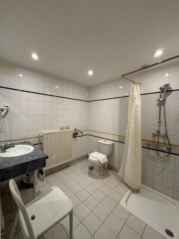 Standard Twin Room image 2