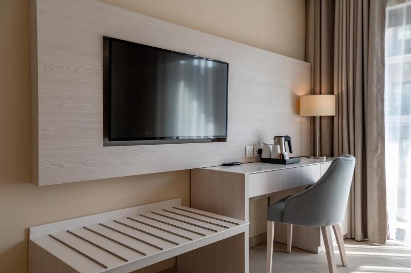 Junior Suite with Balcony image 3