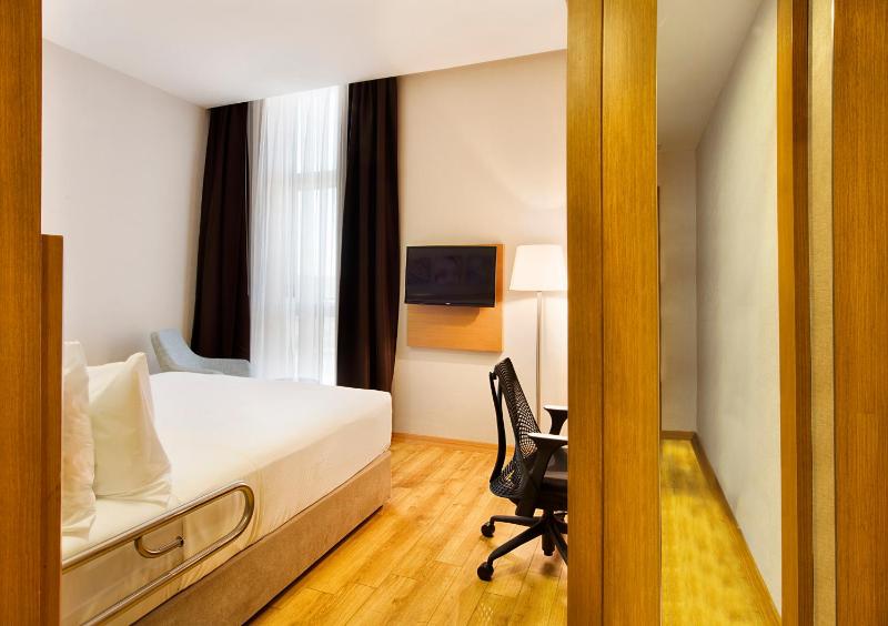 King Room - Mobility Accessible  image 3