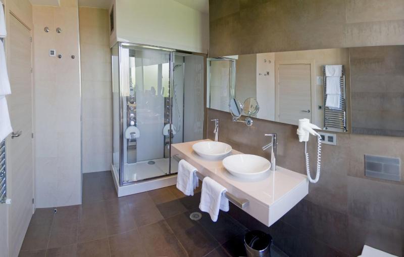 Double or Twin Room with Hot Tub or Sauna  image 2
