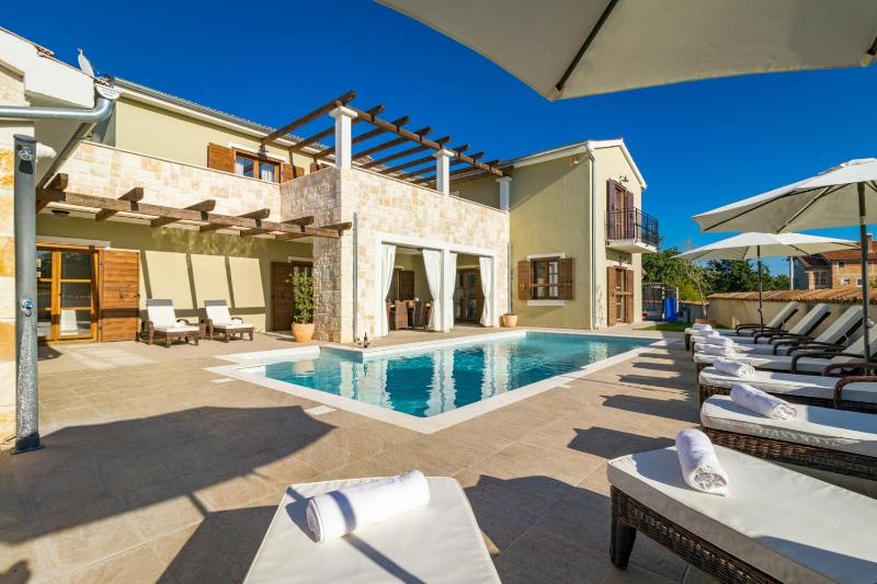 Villa Rajana for 14 persons with kids playground & pool heating in Central Istria - image 5