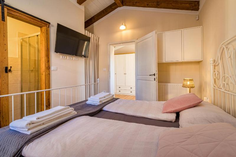 Villa Rajana for 14 persons with kids playground & pool heating in Central Istria - image 8