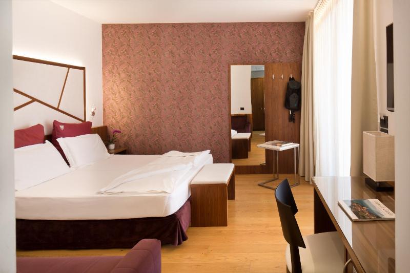 Deluxe Junior Suite image 3