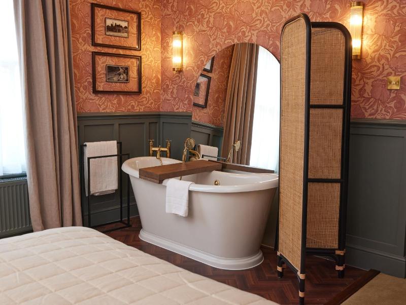 Deluxe Double Room image 2