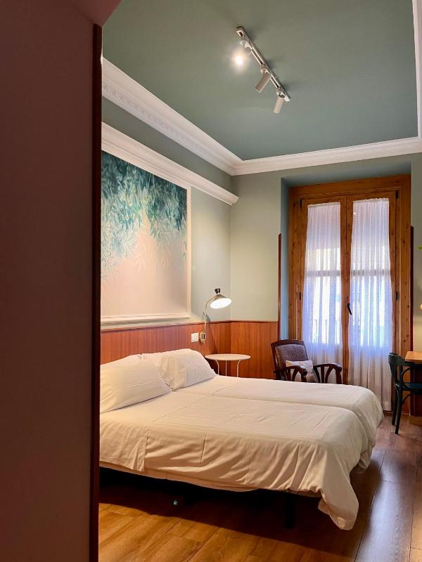 Double or Twin Room image 4