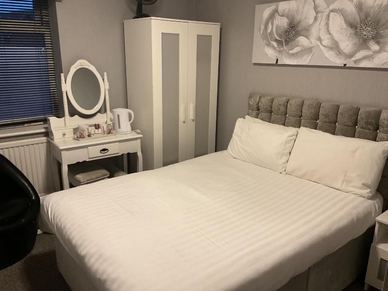 Double Room image 1