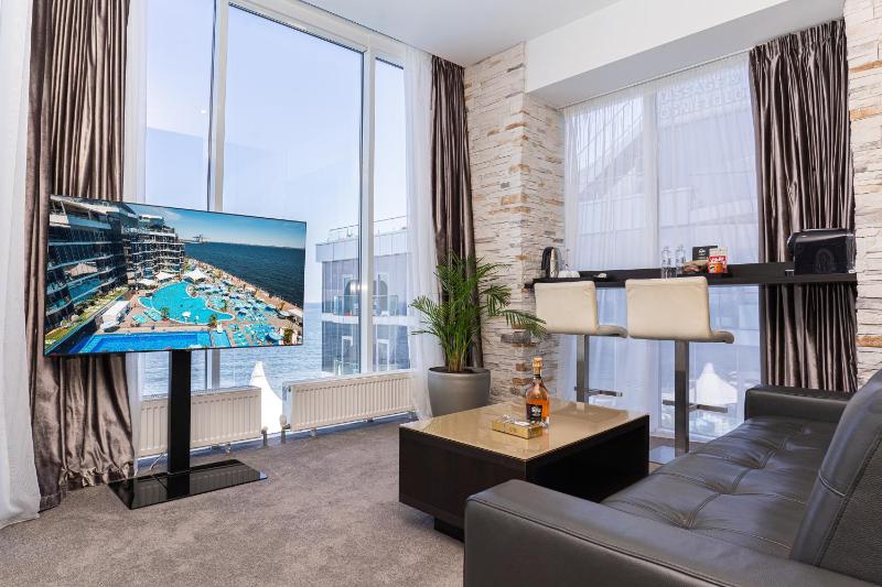 Suite, Sea View image 3