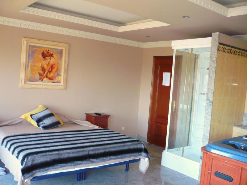 Deluxe Double Room with Bath image 3