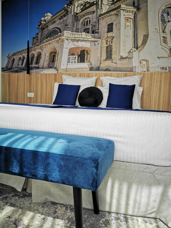 Deluxe Double or Twin Room image 3