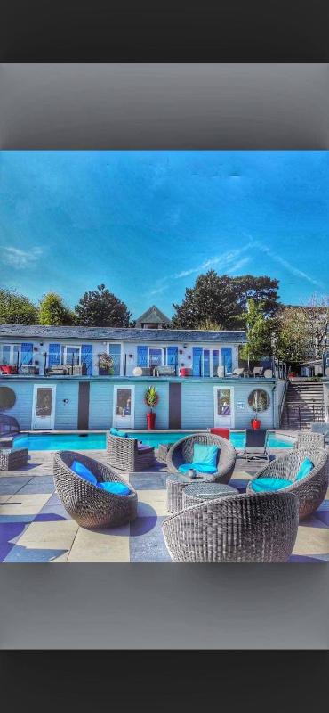 Apartment with Pool View  image 4