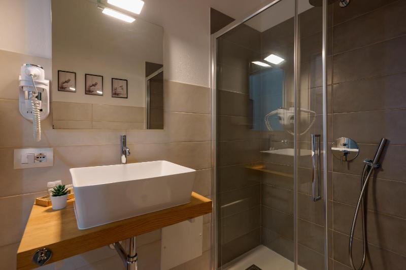 Economy Double Room image 4