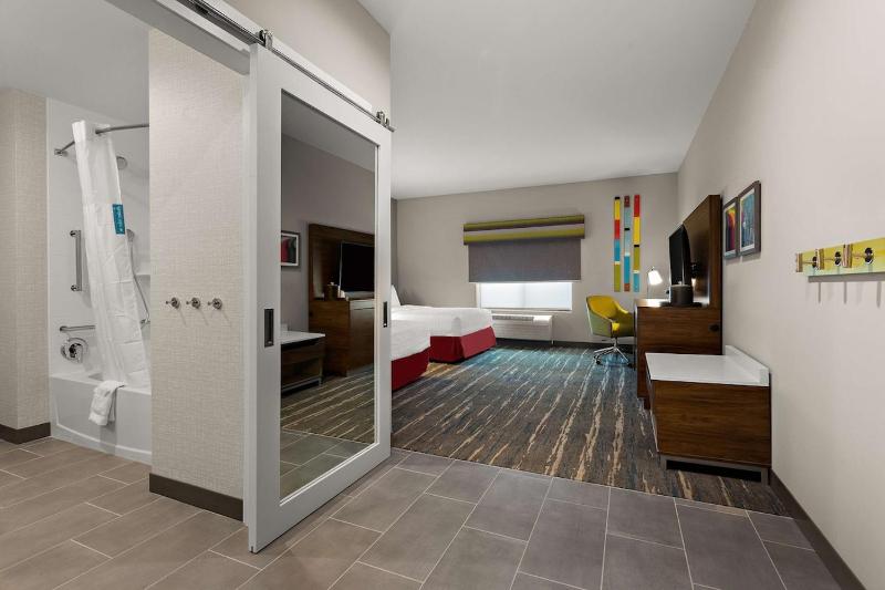 Queen Room with Two Queen Beds - Mobility and Hearing Access/Non-Smoking image 4