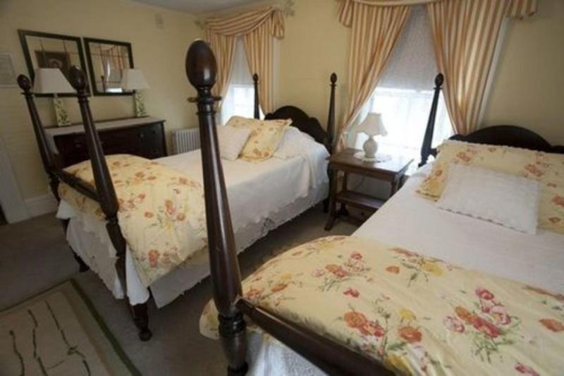 Standard Double Room image 3