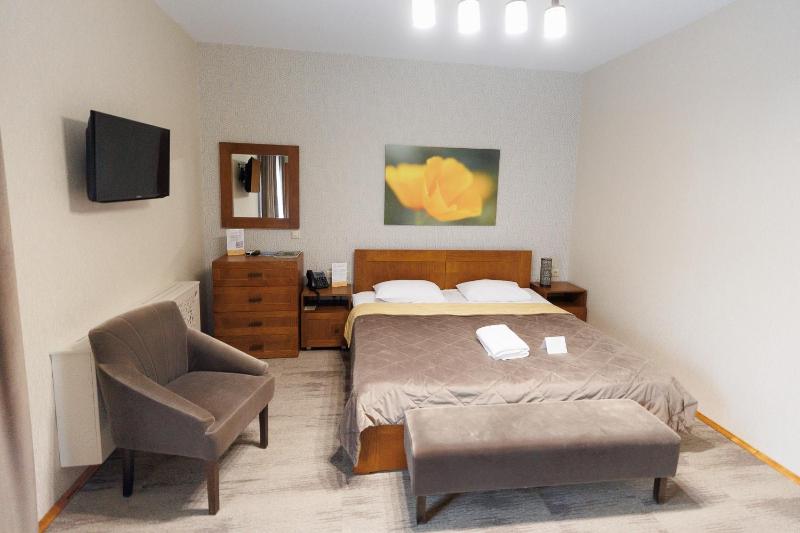 Double Room with Bathroom image 3