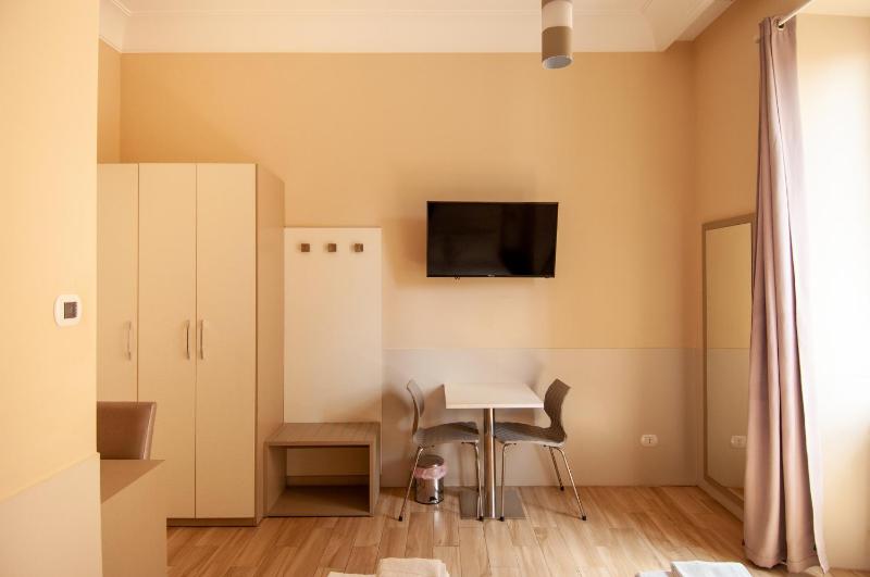 Classic Double or Twin Room image 4