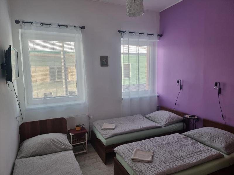 Economy Triple Room with Shared Bathroom image 4