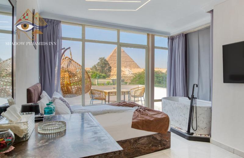 Queen Suite with Balcony and Pyramids View image 2