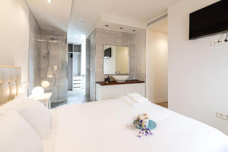 Andalucia 4 bedroom with parking FreshApartments - image 3