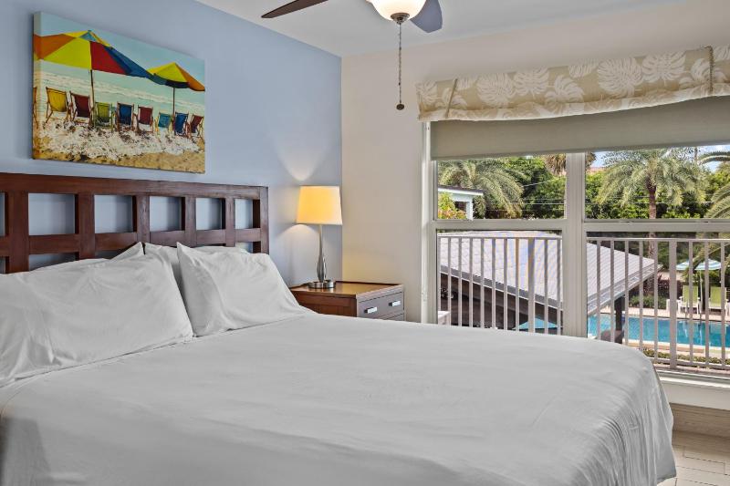 One-Bedroom Apartment with Intercostal View image 3