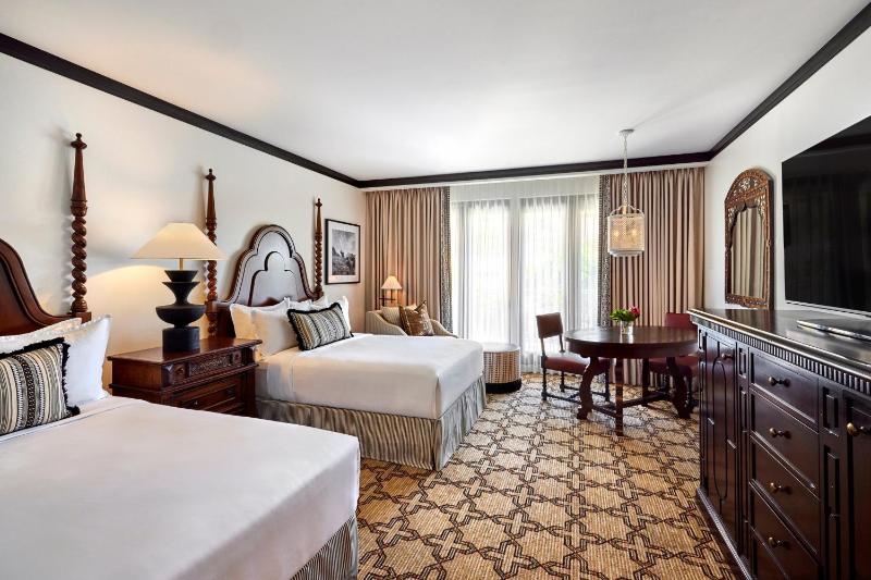 Camelback View Room - 2 Queen Beds image 3