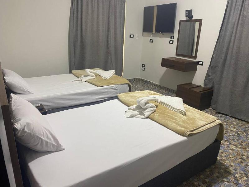 Double Room image 4
