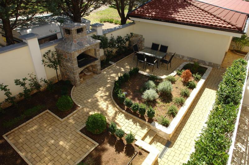 Apartment with Garden View image 3