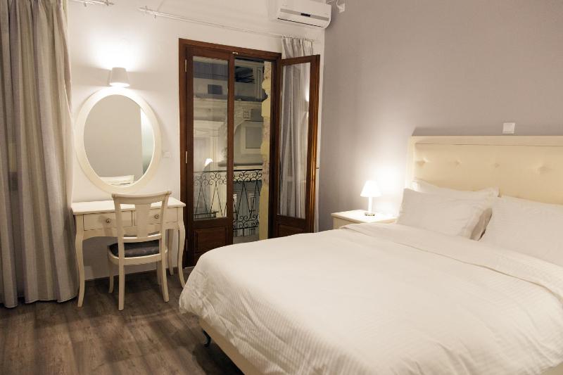 Deluxe Double Room with Balcony image 3