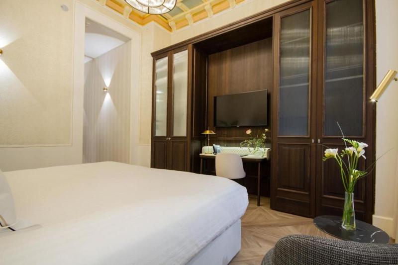 Double Room image 4