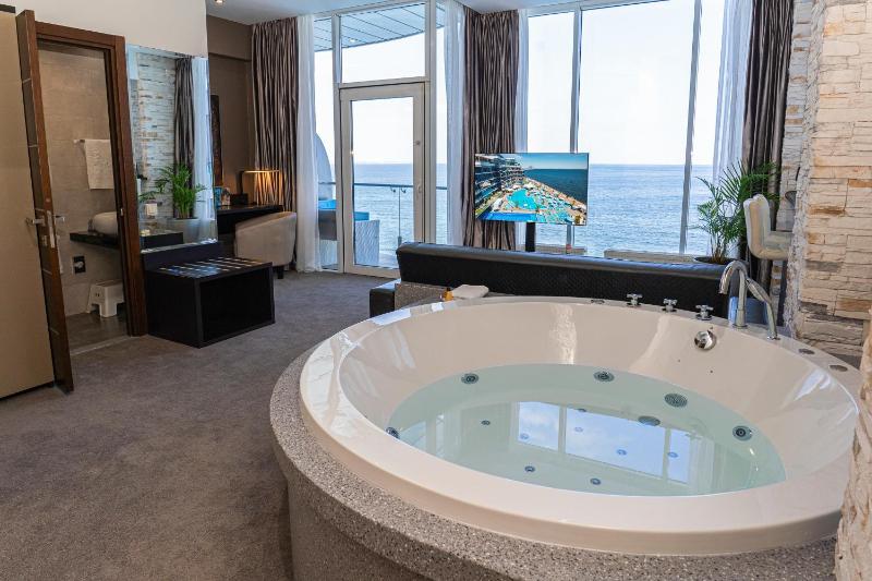 Suite, Sea View image 1