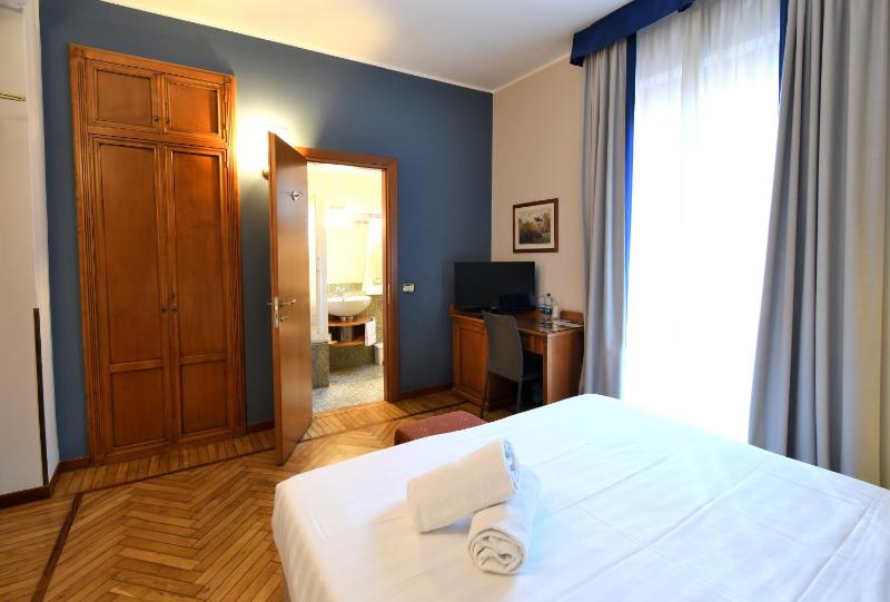 Double Room image 4