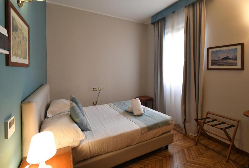 Small Double Room image 3