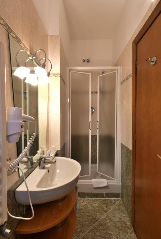 Small Double Room image 4