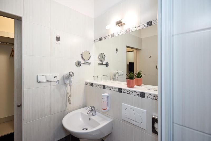 Deluxe Twin Room image 1