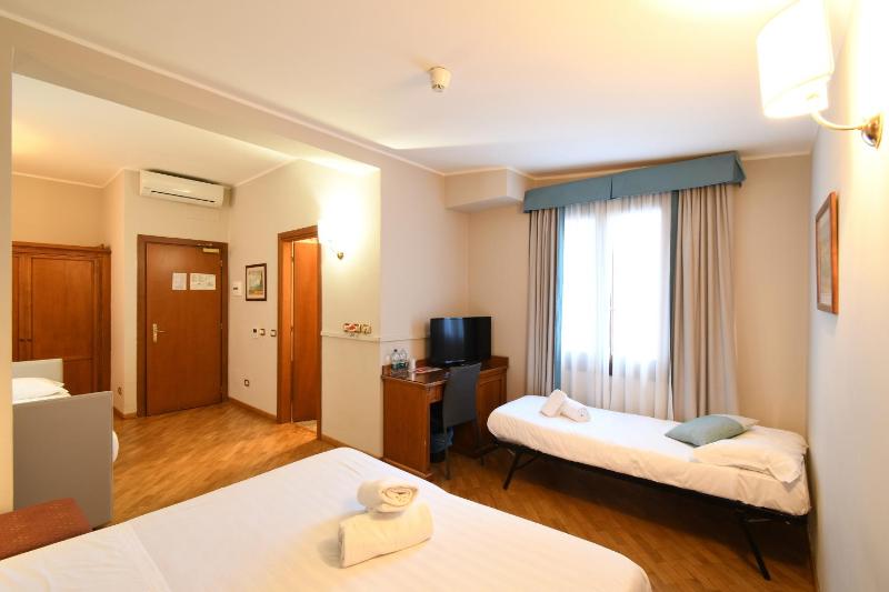 Quadruple Room image 4