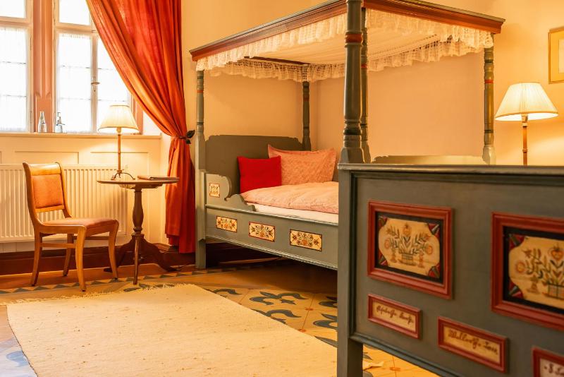 Twin Room image 4