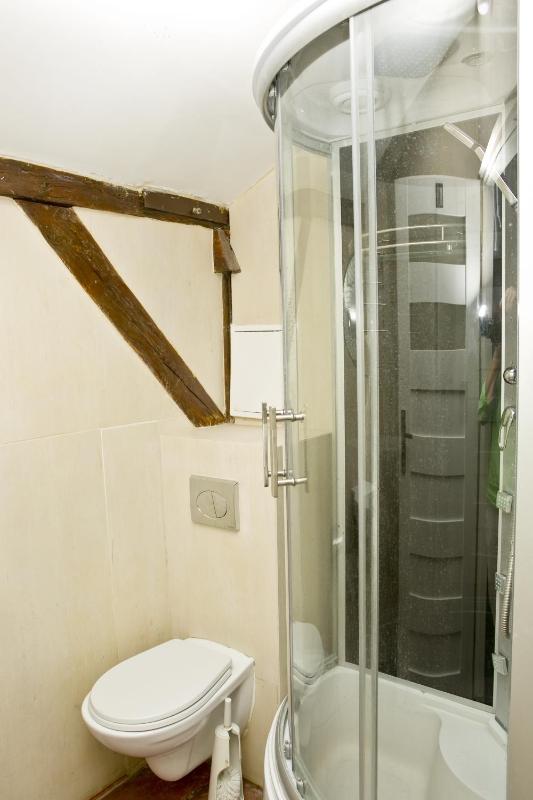 Twin Room with Shared Bathroom image 2