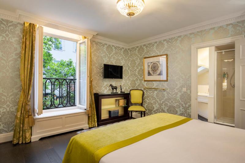 Classic Double Room image 4
