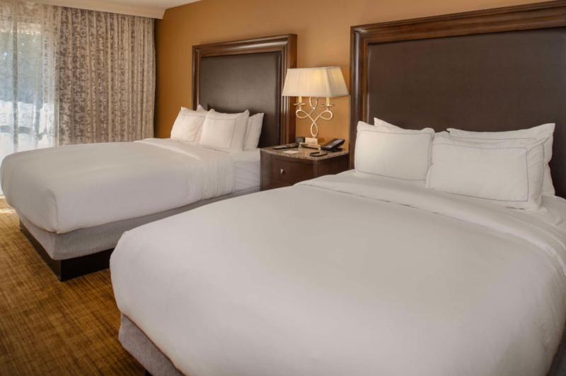 Queen Room with Two Queen Beds and Airport View image 1