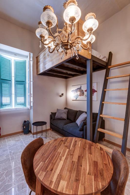 DESIGNER'S 2BR APARTMENT - SLIEMA FERRIES - image 12
