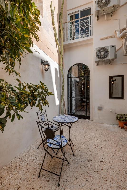 DESIGNER'S 2BR APARTMENT - SLIEMA FERRIES - image 1