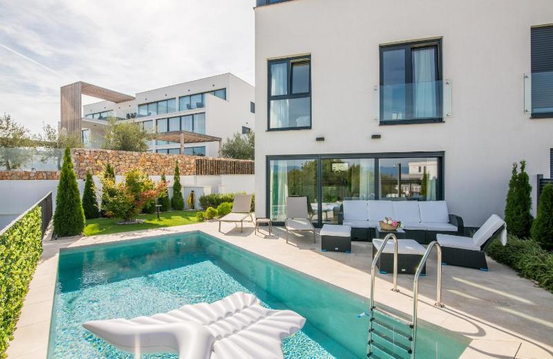 Apartment Sofija with Pool - image 16