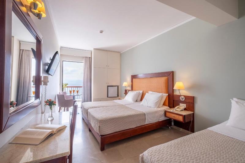 Triple Room with Sea View image 4